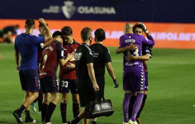 Los dos debutantes en Primera, Javi Martinez y Aimar Oroz, abrazados por Nacho Vidal y Rubén Martínez, respectivamente.