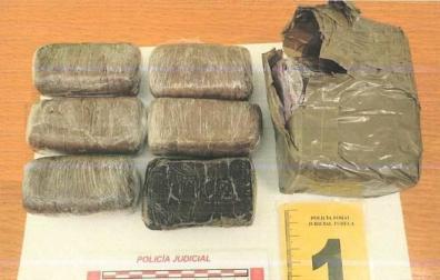 Paquetes de resina de cannabis con un peso aproximado de 1 kg hallados en el bolso entregado a Policía Foral