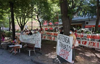 Rueda de prensa de trabajadores de Siemens Gamesa este jueves en el Paseo de Sarasate.