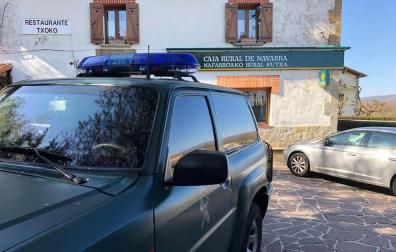 La Guardia Civil, frente a la sucursal de Larraintzar donde se ha producido el atraco.
