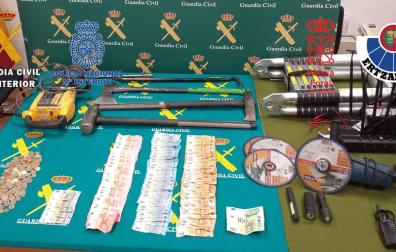 Material para realizar los robos y dinero incautados en la operación conjunta