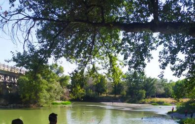 Un joven ganés fallece ahogado mientras se bañaba en el río Aragón