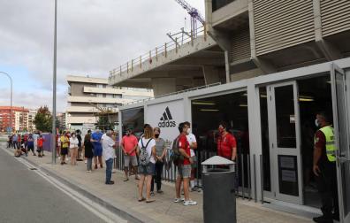A falta de fútbol... colas en la tienda