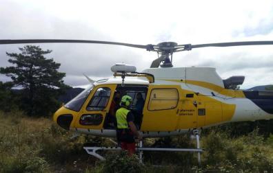 Evacúan en helicóptero a un ciclista accidentado en Elía