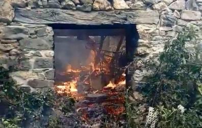 Un hombre quema presuntamente su casa y su furgoneta en Goizueta