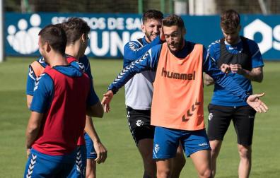 Bromas entre Roberto Torres y David García, ante Oier e Iñigo Pérez. A la derecha, Rober Ibáñez, ya casi recuperado de la lesión.