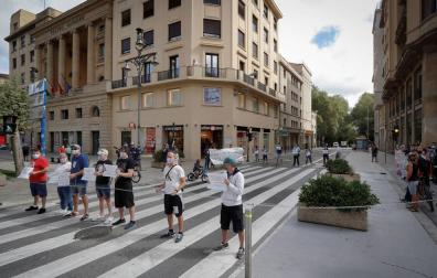 Trabajadores de Siemens Gamesa se encadenan y cortan unos minutos una calle en Pamplona