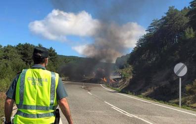 Cortada la circulación en la NA-1720 por el fuego en un camión cargado de paja