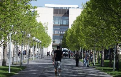 Estudiantes en el campus de la UPNA