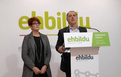 Adolfo Araiz y Bakartxo Ruiz, parlamentarios de EH Bildu, en la rueda de prensa.