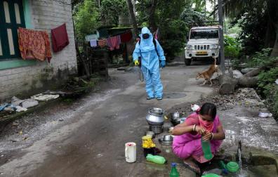 Un empleado municipal, en Calcuta, India.