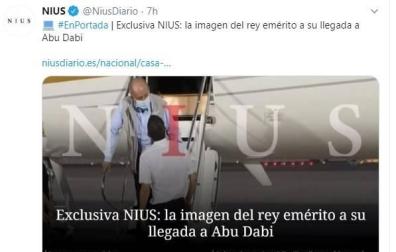 El Rey Juan Carlos, en el aeropuerto de Abu Dabi.