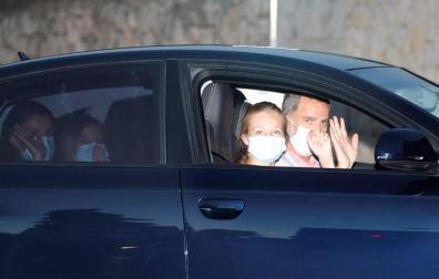 Llegada de los Reyes y sus hijas al Palacio de Marivent.