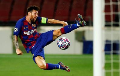 Acrobático remate de Messi frente al Nápoles en el Camp Nou.