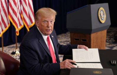 EE UU se acerca a los 5 millones de casos mientras Trump firma medidas económicas