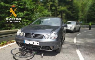 Evacúan en helicóptero a una ciclista herida grave tras una colisión con un turismo