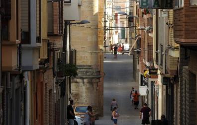 Actividad diaria en la calle Mayor de Lerín, una vía que vertebra la parte alta del municipio y que constituye un punto de encuentro de los vecinos.