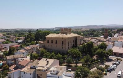 Vista aérea de Monteagudo, con el castillo de origen medieval en el centro, y el Casco Viejo de la localidad tras él.