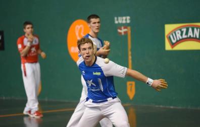 Artola arma su diestra para golpear una pelota en el partido disputado este viernes en Zarautz.