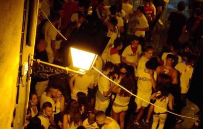 Desalojados más de 400 jóvenes en Tafalla que celebraban en la calle las 'no fiestas'