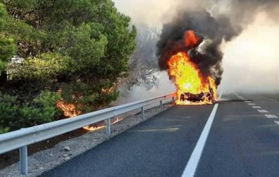 Arde un coche en la Autopista de Navarra, cerca de Castejón