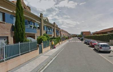 El conductor de una pala excavadora da positivo en alcohol tras chocar contra varios coches
