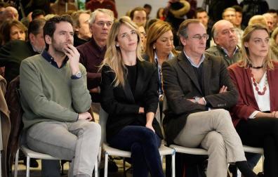 La portavoz del PP en el Congreso, Cayetana Álvarez de Toledo, y el presidente del PP vasco, Alfonso Alonso, junto a Borja Sémper, en un acto en Bilbao