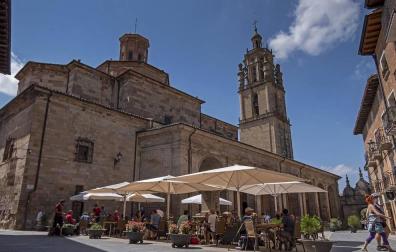 Plaza de Santa María, donde se levanta la iguesia con el mismo nombre y el torreón y se concentra parte de la actividad comercial y turística.