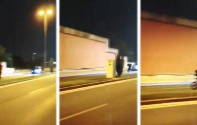 Dos denunciados por agarrarse con la bici a un coche para ver si el radar detectaba su velocidad