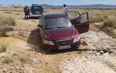 Denunciada por circular por una senda no autorizada y quedar atrapada en las Bardenas