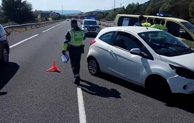 Localizan a un conductor que circuló en dirección contraria en la A12, causando un accidente