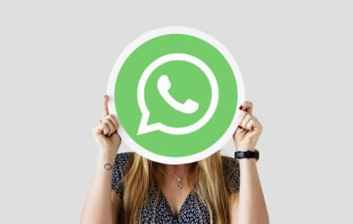 Imgen de una chica con el logo de WhatsApp