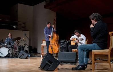 'Proyecto 20/20' en el que Javier Colina (en el centro con el contrabajo) toca con Barrueta (batería), Carmona (guitarra) y Serrano.
