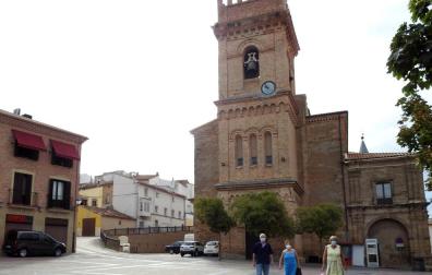 Con la iglesia de Santa María a sus espaldas, un grupo de vecinos transita en la plaza de La Diputación donde, además de ser un punto de encuentro, convergen comercios, bares, parque infantil y ayuntamiento.