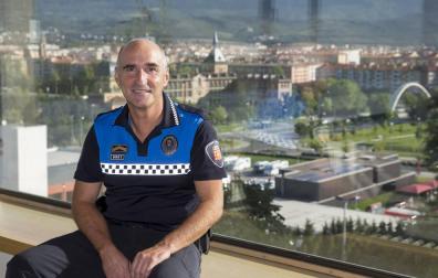 Javier Goya, jefe de la Policía Municipal, en su despacho, con vistas a las Oblatas y los barrios de San Jorge y la Rochapea.