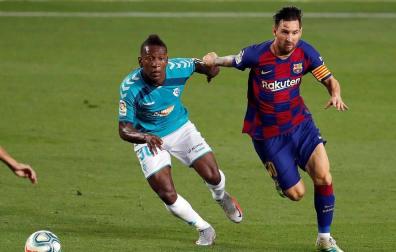 Pervis Estupiñán y Leo Messi, en el partido de final de temporada en el Nou Camp.