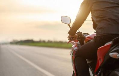 Imagen de un motorista circulando por carretera