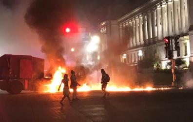 Disturbios en Wisconsin después de que un hombre negro recibiera varios disparos de la Policía