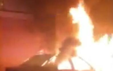 Destrozado un coche aparcado en Ermitagaña tras sufrir un incendio