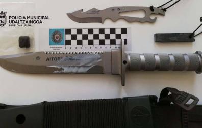 Denunciado tras incautársele dos cuchillos en el interior de su vehículo