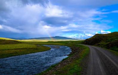 Vista de una carretera junto a un río en una zona rural