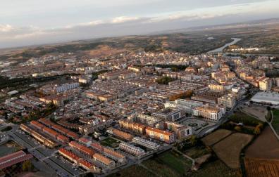 Vista a&eacute;rea del casco urbano de Tudela con la urbanizaci&oacute;n del instituto y el barrio de Lourdes en primer t&eacute;rmino y, al fondo, el r&iacute;o Ebro.