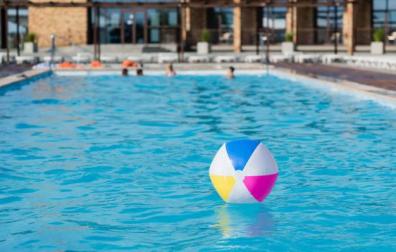 Imagen de una piscina en verano