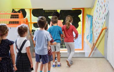Varios niños acceden a las aulas del Colegio Virgen del Cortijo de Madrid en el primer día del curso escolar 2018-2019.