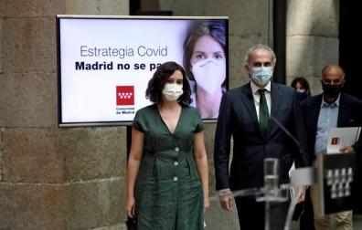 La presidenta de la Comunidad de Madrid, Isabel Díaz Ayuso, junto al consejero de Sanidad, Enrique Ruiz Escudero, en la presentación de la estrategia de continuidad del Covid-19