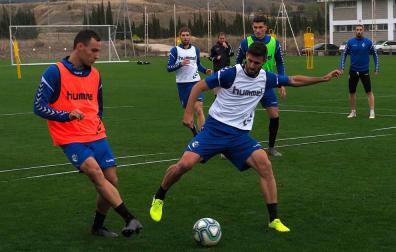 Unai García, en un entrenamiento reciente junto a Raúl Navas.