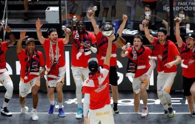 Los jugadores del Baskonia celebran el título de liga al recibir el trofeo de campeón.