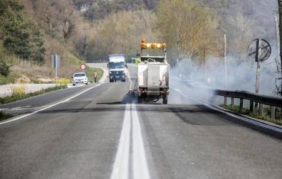 Una doble línea continua separará los dos sentidos de circulación en la N-121-A