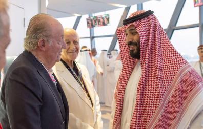 Don Juan Carlos con el príncipe Mohammad Bin Salman en el GP de Abu Dhabi de Fórmula 1 en 2018.