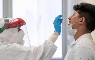 Una sanitaria toma muestras de PCR a un hombre en el centro de salud sur de Totana